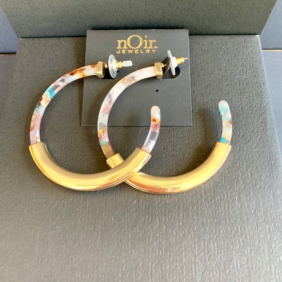 ⬇️ Noir Acrylic and Gold Hoop Earrings - Picture 3 of 3